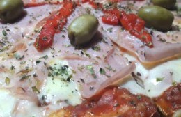 Los "Lobos solidarios" venden pizzas para juntar fondos y seguir ayudando