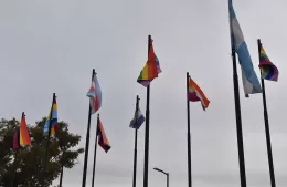 Flamea la bandera LGBTIQ+ en el Día de la Visibilidad de la comunidad