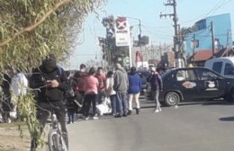 El accidente de cada día: choque entre taxi y motocicleta