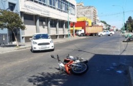 Mala maniobra: quiso entrar al playón y chocó con una moto