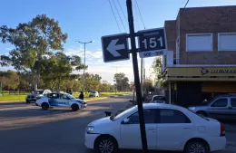 Violento choque entre taxi y moto en Génova y 151: dos jóvenes heridos y tránsito cortado