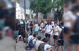Alumnos secundarios del Parroquial realizaron una sentada de protesta