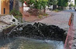 Una de cal y una de arena: Arreglaban una calle pero rompieron un caño de agua