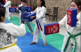 Más de 30 jóvenes practican taekwondo en una escuela municipal