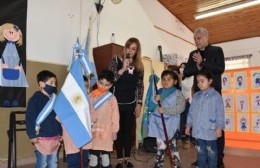 Nueva bandera de ceremonia para el Jardín N° 910