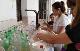 Un techo con botellas reciclables: Aprender y compartir por un bien común