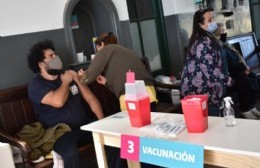 Postas itinerantes de vacunación en clubes Villa San Carlos y Villa Nueva