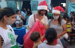 La UCR entregó juguetes y golosinas en el Comedor de Doña Rosa