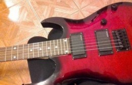 Le pusieron un cuchillo en la garganta, le robaron su guitarra y otros objetos de valor