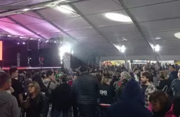 A pesar de la llovizna, la Carpa del Inmigrante recibe a numerosos visitantes en la ante&uacute;ltima jornada