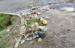 Vecinos denuncian calles anegadas y falta de limpieza de zanjas en la zona de 10 y 142