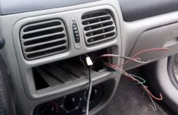 Adolescentes atrapados in fraganti mientras robaban el estéreo de un auto