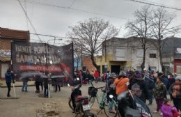 Protesta del Frente Popular Darío Santillán en las puertas del Municipio