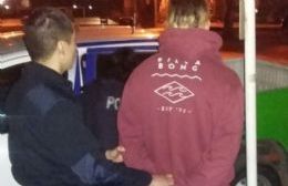 Rompió vidrios de autos estacionados con un martillo y terminó detenido