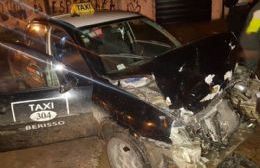 Fuerte accidente entre un taxi y un automóvil particular