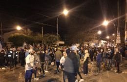 El plantel de Villa San Carlos llegó acompañado de un coche bomba y fue recibido por sus hinchas