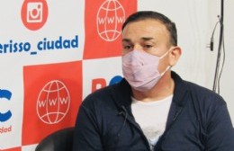 Rivero, el médico del barrio que lleva hechas más de 300 banderas para apoyar a los chicos del fútbol infantil