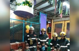 Un nene festejó su cumpleaños junto a sus ídolos: los bomberos