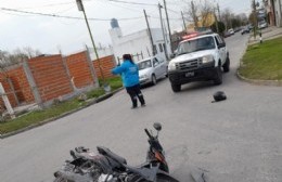 El choque nuestro de cada día: motociclista herido tras colisionar contra un colectivo