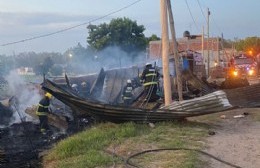 Dotaciones de bomberos de Berisso y Ensenada acudieron a un incendio en José Luis Cabezas