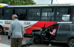 Accidente entre un colectivo de la Línea 202 y un automóvil: sin heridos