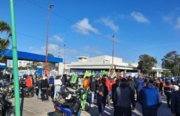 Otra protesta de la "Azul y Blanca" en YPF: "Si buscan la paz social, nosotros la tenemos garantizada"