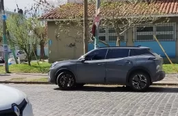 Calle Nueva York: reclamo vecinal por vehículo estacionado en una parada de colectivos