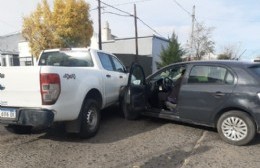 Choque entre auto y camioneta en 16 y 165: una herida