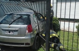 Violento despiste en 8 y 145: perdió el control de su auto y terminó contra una casa