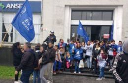 Protesta de movimientos sociales en las puertas de la ANSeS Berisso