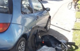 Violento accidente entre automóvil y motocicleta en 10 y 152