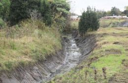 Trabajos de limpieza en el canal de Ruta Provincial 11