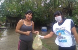 "Rayito de Luz": Viandas y mercadería para cien abuelos del barrio