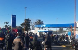 Concentración de la UOCRA en Puerta 1 de YPF: "Traen gente de otro lado y no toman de la región"