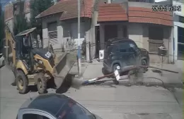 Retroexcavadora municipal derribó una columna de energía y dejó sin luz a vecinos