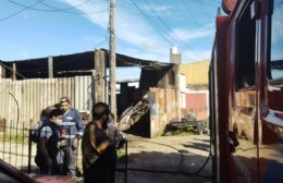 Incendió en un taller de 18 y 173 norte: Vehículos dañados y una mujer debió ser asistida