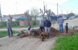 Vecinos compraron los materiales para arreglar sus calles