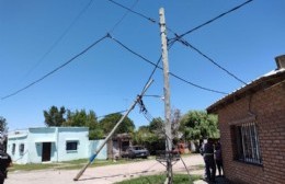 Un camión arrasó con cables y postes por circular con la volcadora levantada