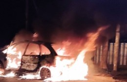 Las llamas consumieron un auto que estaba estacionado en 18 entre 150 y 151