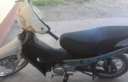 Fue detenido mientras circulaba en una moto robada, agredió a los policías e intentó fugarse