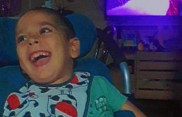Cuatro años peleando contra IOMA por una silla postural para el pequeño Agustín Estanga