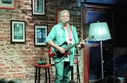 Copani encendió la noche en Berisso: música, mensaje y un Raíces colmado que vibró hasta el final