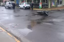 Choque bajo la lluvia en Puente Roma: joven motociclista hospitalizada tras el fuerte impacto