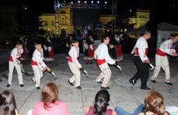 Los búlgaros y albaneses bailaron en Plaza Moreno