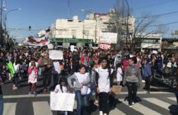 Masiva movilización de la comunidad educativa pidiendo solución a las amenazas de bomba