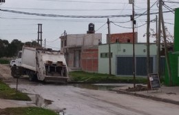 Camión recolector estancado en el histórico pozo de 157 y 26