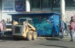 Montevideo cortada por el traslado de un kiosco de diarios