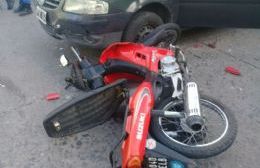 Moto y auto colisionaron en Montevideo y 8