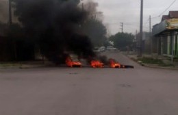 Hartos de estar sin luz, los vecinos de 17 y 153 cortaron la calle