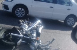 Y no faltan los accidentes: Chocaron moto y auto en Montevideo y 30